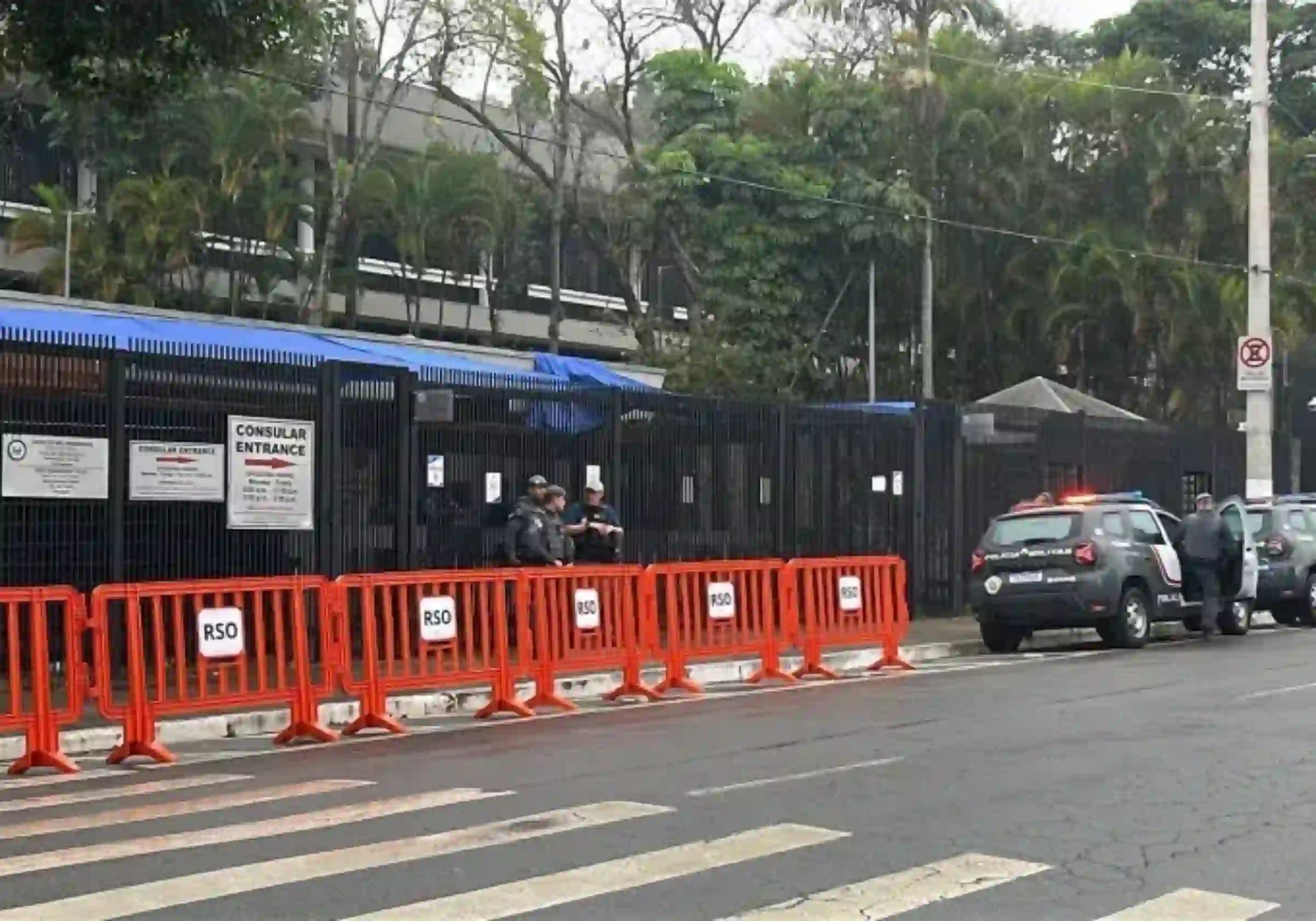 Agentes da Polícia Militar de São Paulo reforçam o policiamento e isolam o entorno do Consulado-Geral dos Estados Unidos na zona sul da capital paulista / Crédito: CNN Brasil |•| URBS MAGNA