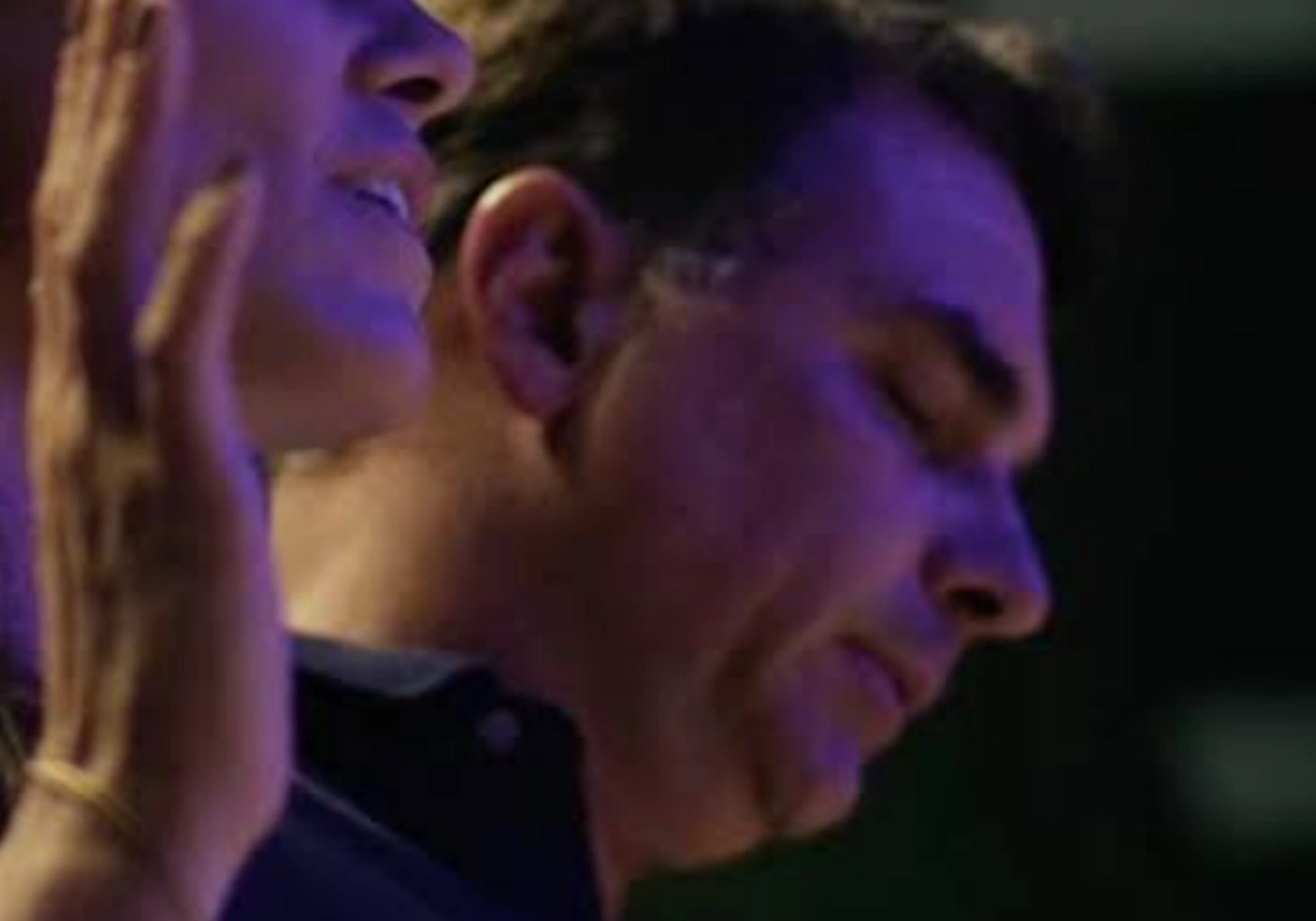 O senador Flávio Bolsonaro orando em uma igreja, ao lado da esposa / Imagem reprodução redes sociais |•| URBS MAGNA