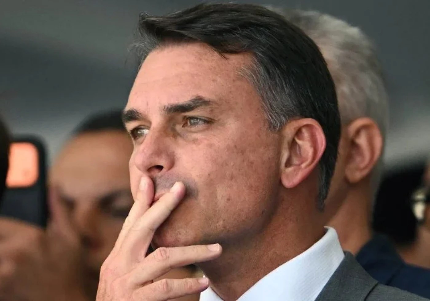 Comissão pretende apurar vínculos de Flávio Bolsonaro com o caso do Banco Master e o do escândalo do INSS / Foto: MAURO PIMENTEL/AFP |•| URBS MAGNA