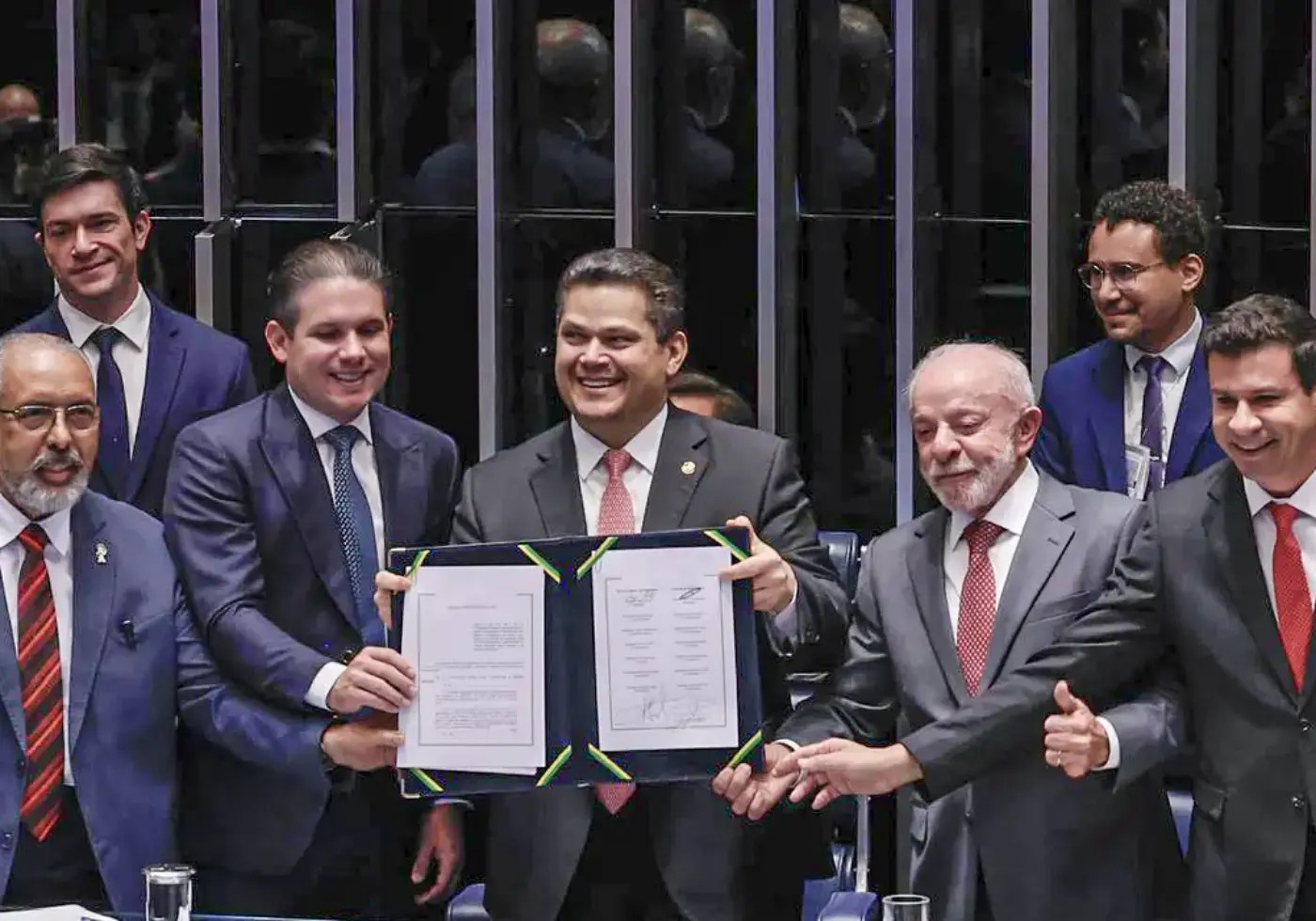 Congresso promulga emenda que acaba com a 6x1. Escala 5x2 e jornada de 42h começam em dezembro; Lula participa da sessão histórica (Foto: Lula Marques/Agência Brasil |•| Urbs Magna