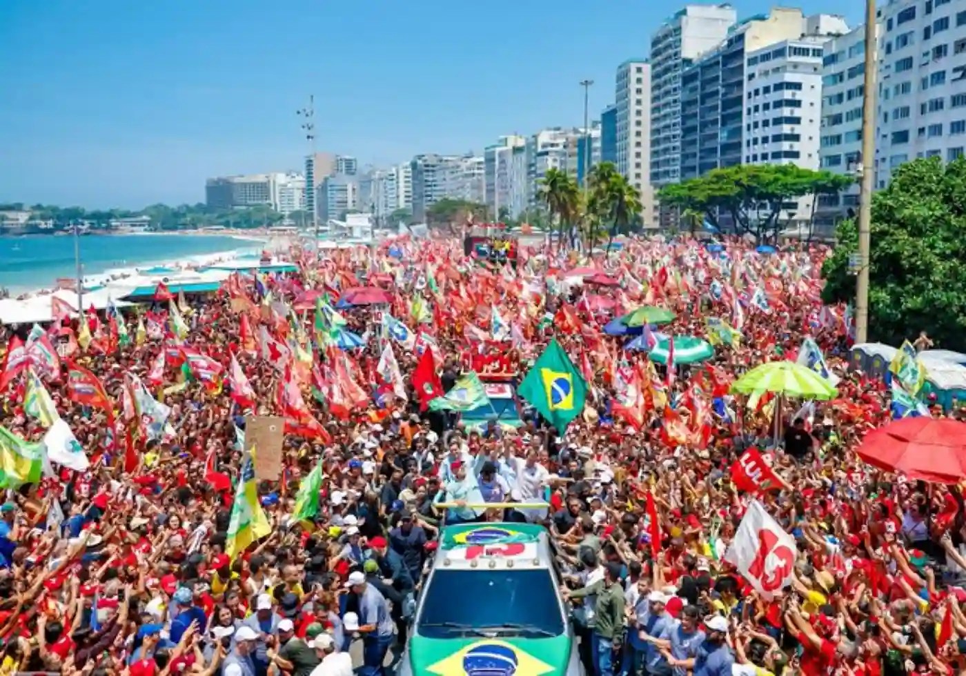 O que o povo brasileiro fez nesse segundo turno não estava escrito em nenhuma página da nossa sociologia. O povo assumiu para si a responsabilidade de fazer a campanha", escreveu o Presidente Lula ao comentar a imagem, em Copacabana no Rio de Janeiro / Foto: Ricardo Stuckert via @LulaOficial/X |•| URBS MAGNA