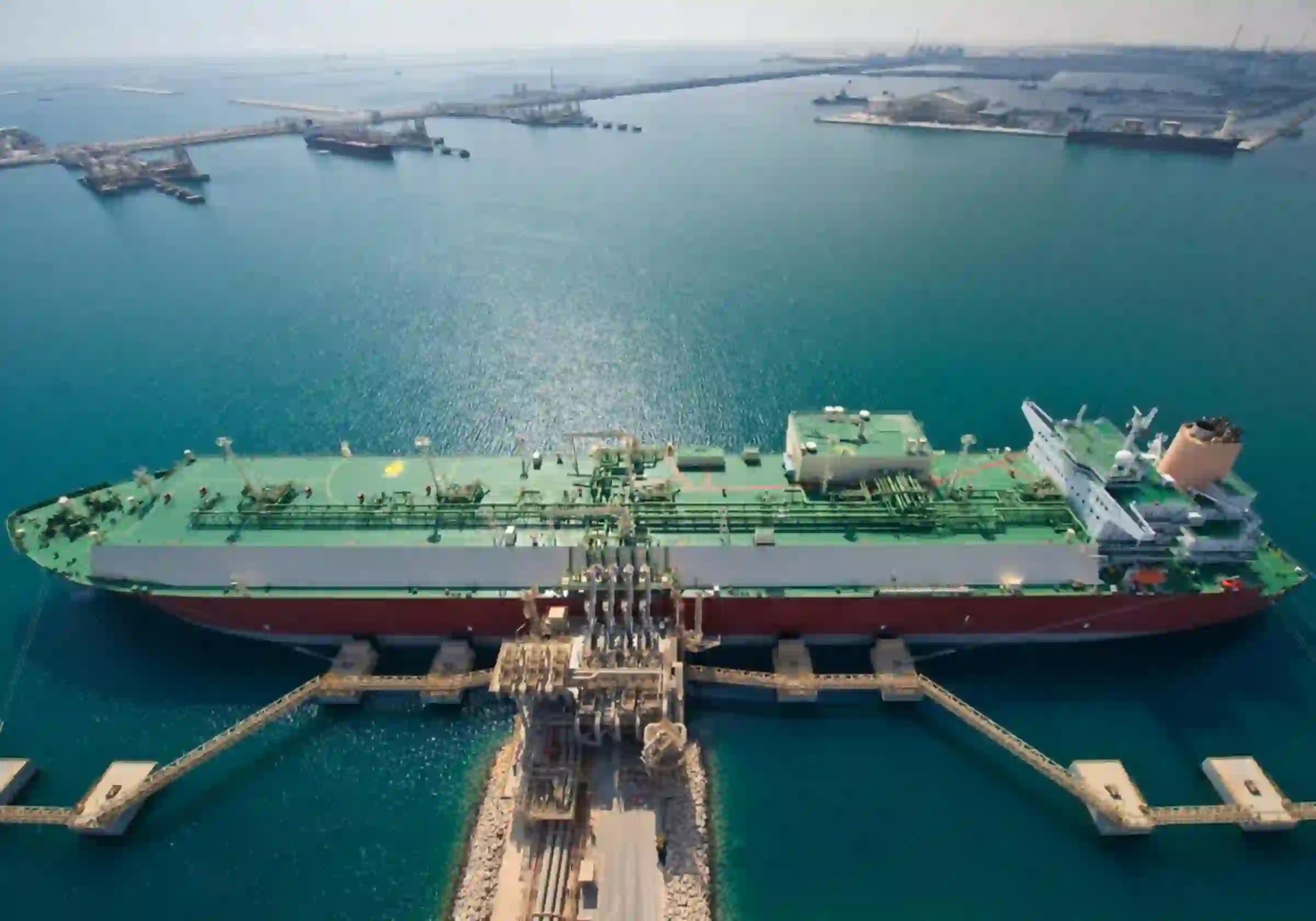 Um navio transportador de gás natural liquefeito (GNL) está atracado em um terminal de carregamento na Cidade Industrial de Ras Laffan, no Catar / Foto via qatarenergy.qa |•| URBS MAGNA