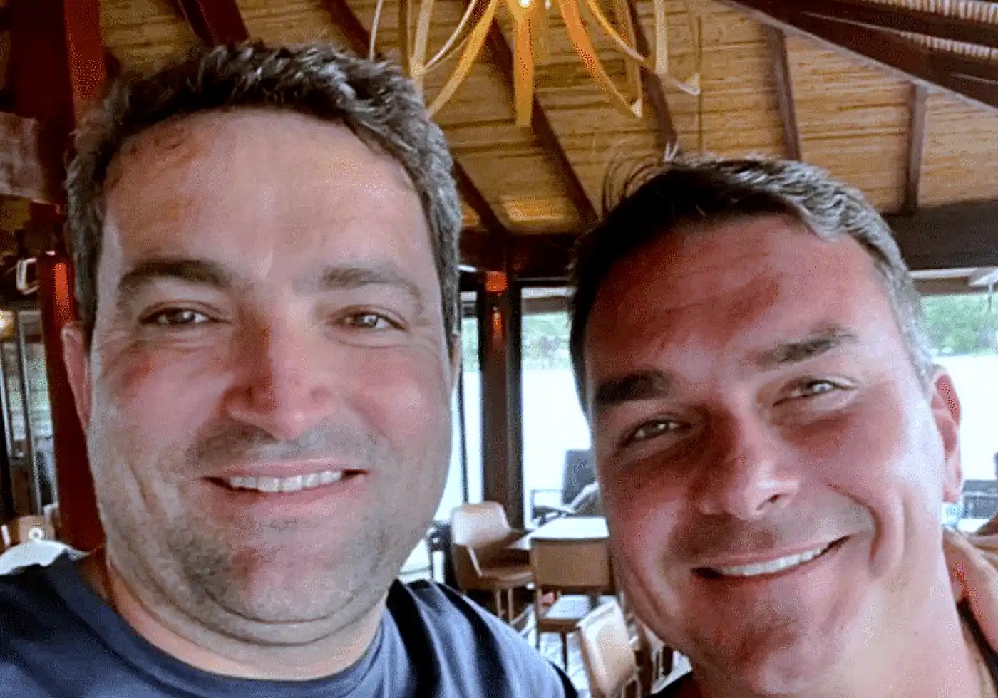 O senador Flávio Bolsonaro e o advogado Willer Tomaz, sócio de empresas ligadas à Rede Loto / Foto reprodução/redes sociais |•| URBS MAGNA