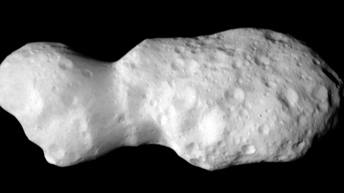 NASA’nın Lucy Aracı Sallanan, Fıstık Biçimli Bir Asteroit Buldu