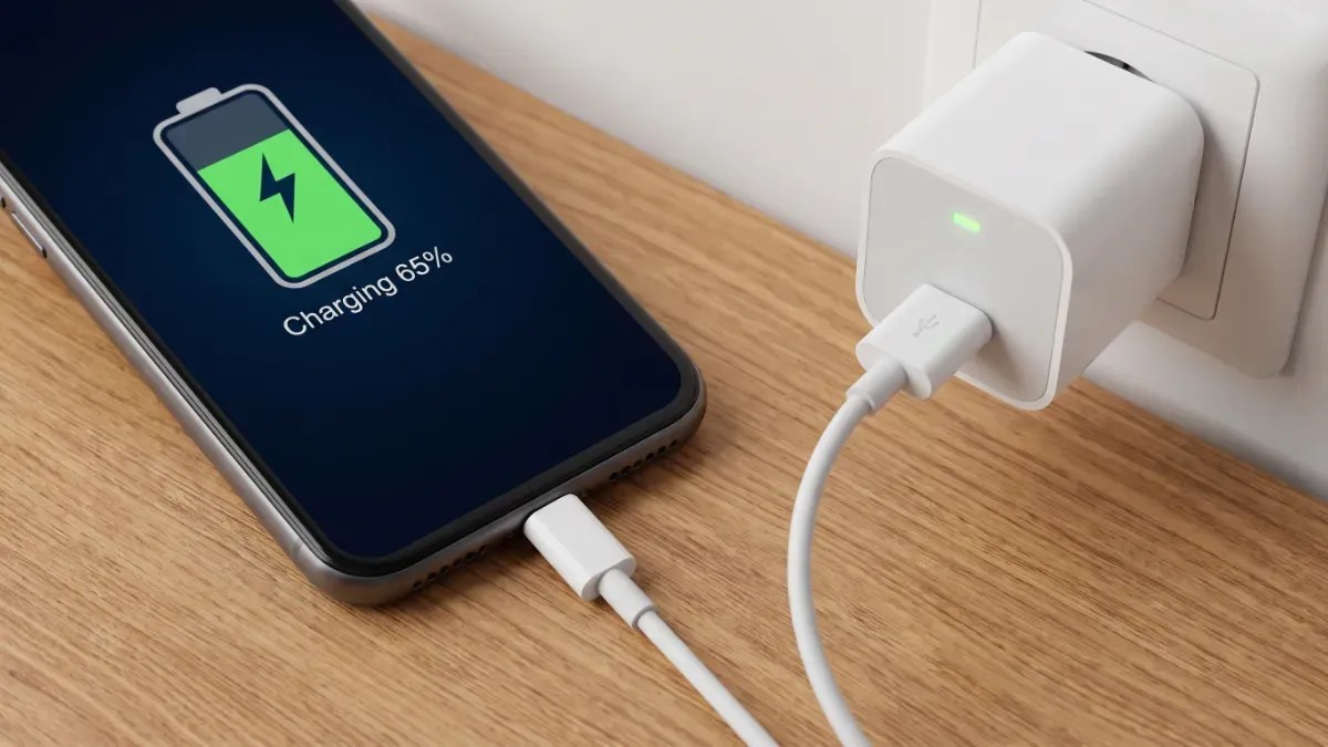 Şarj Cihazınız Prize Takılıyken Elektrik Harcıyor mu? Cevap: Evet