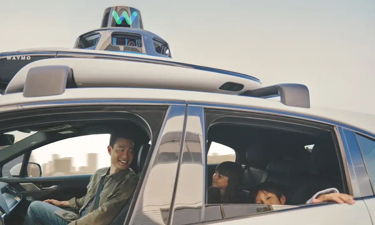 Waymo 3.800’den Fazla Robotaksiyi Geri Çağırıyor: Kapalı Otoyol Riski