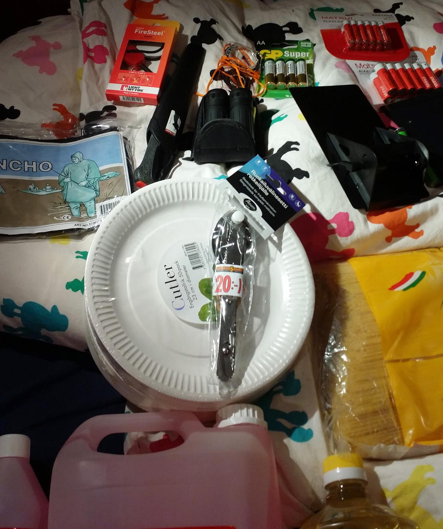 Tallrikar och bestick icke att förglömma.