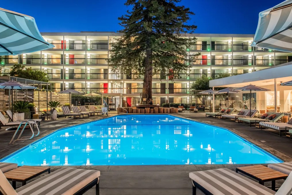 Hotel Paradox, Autograph Collection #1