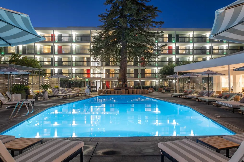 Hotel Paradox, Autograph Collection #19