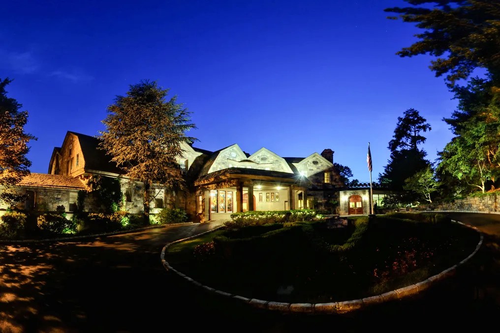 Abigail Kirsch at Tappan Hill Mansion #16