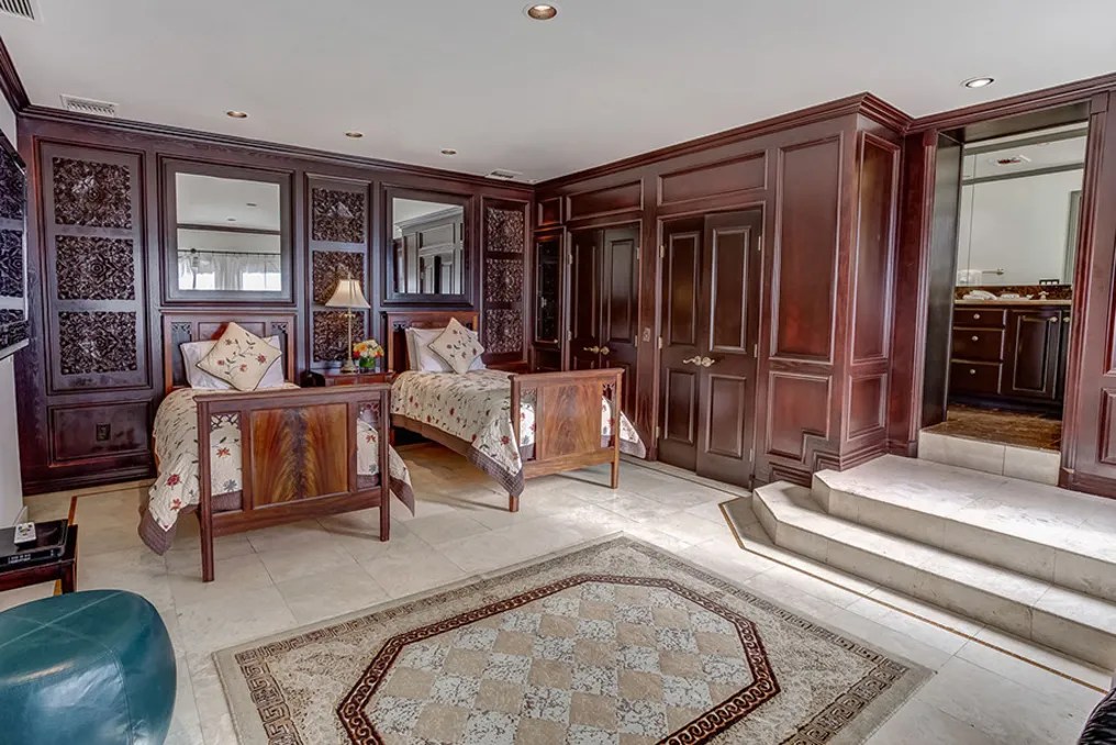 The Houdini Estate #16