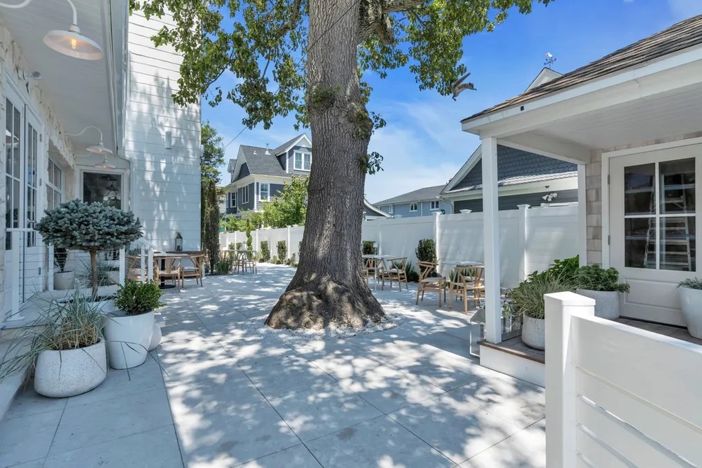The St. Laurent Social Club & Guest Rooms #10
