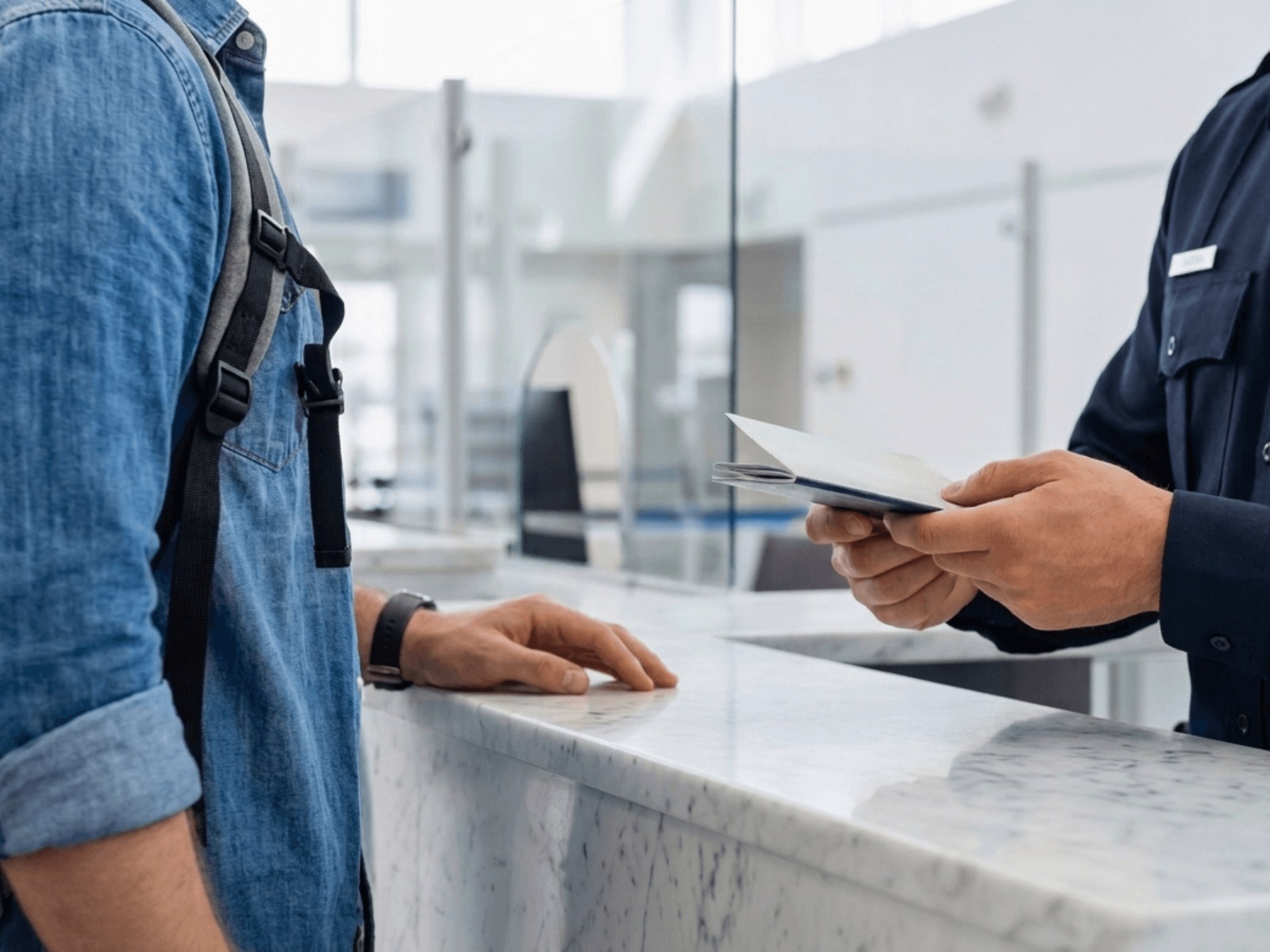 CBP-Grenzbeamter bei der übergabe vom Reisepass bei der Einreise am US-Flughafen