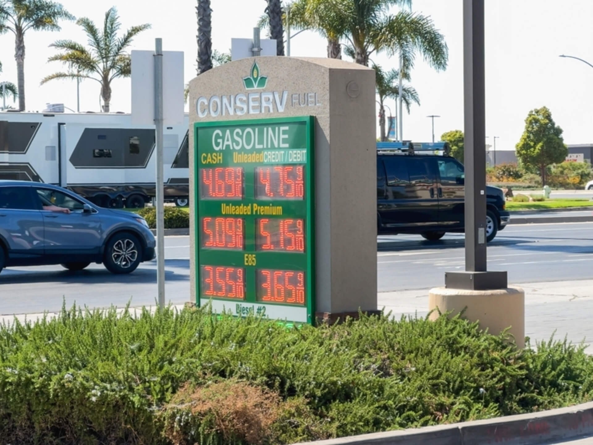 Preistafel einer US-Tankstelle mit Cash Preis und Kreditkartenpreis
