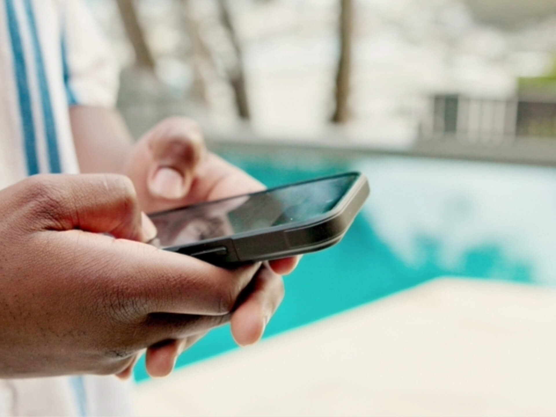 Smartphone mit Dual-SIM, das die deutsche Handynummer im Ausland für SMS-TAN erreichbar hält