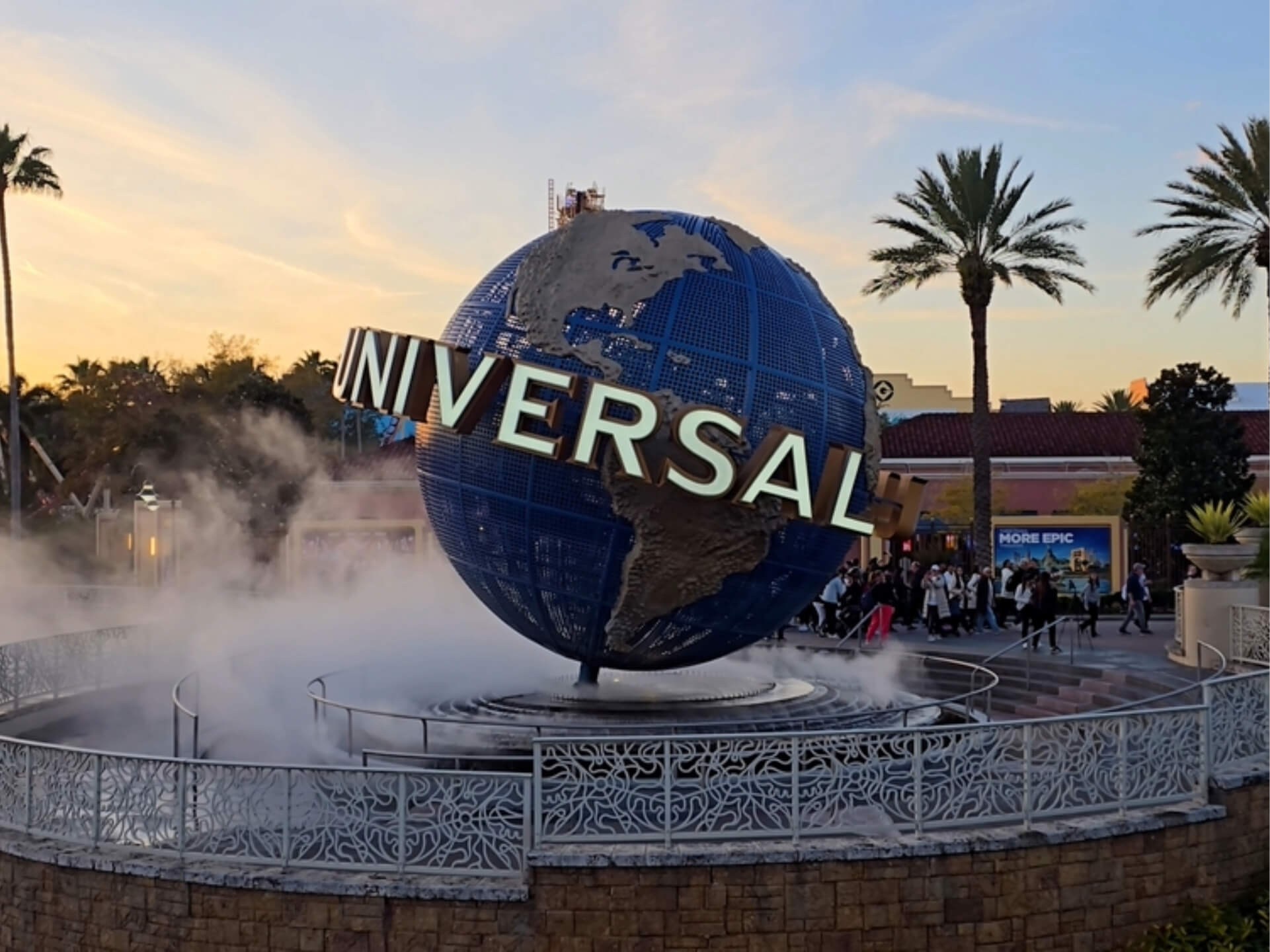 Epic Universe bei Nacht während Universal Nights