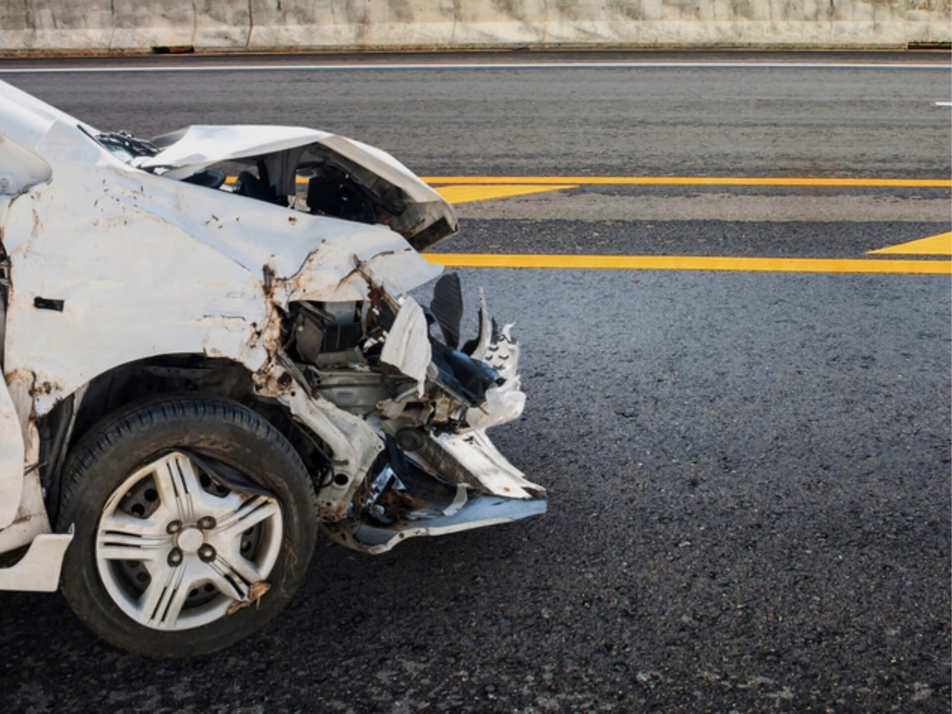 Durch einen Unfall auf der Autobahn beschädigtes Auto