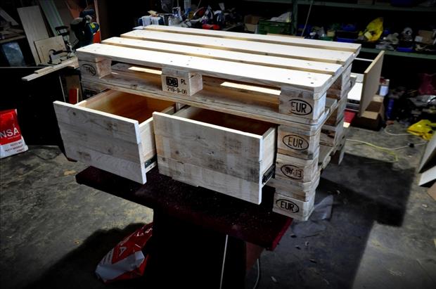 28 Incredible Methods of Recycling Old Pallets Into Creative Furniture Designs-usefuldiyprojects.com (14)