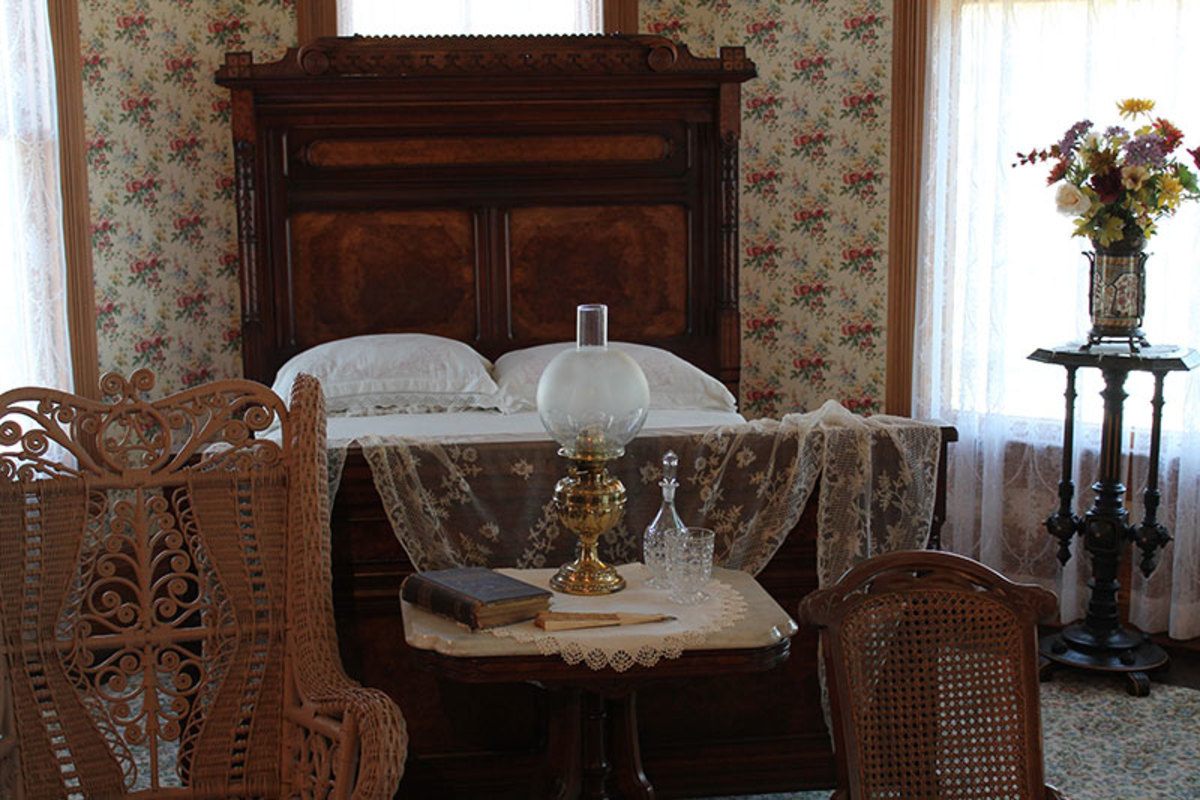 Read on for a quick explanation of these terms. Vintage Bedrooms | Bedrooms of the 1800s-1900s | HubPages