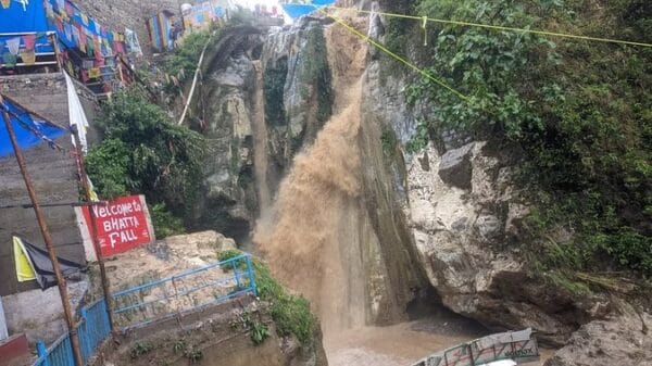 उत्तराखंड में मूसलाधार बारिश से मसूरी में जनजीवन अस्त-व्यस्त, भट्टाफॉल उफान दिखा अपने रौद्र रूप में