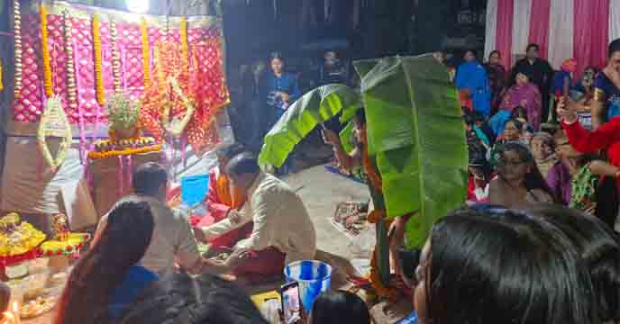 Mathabhanga | বট-পাকুড়ের বিয়েতে মানা হল শাস্ত্রীয় আচার, পেট পুরে খেলেন অতিথিরা