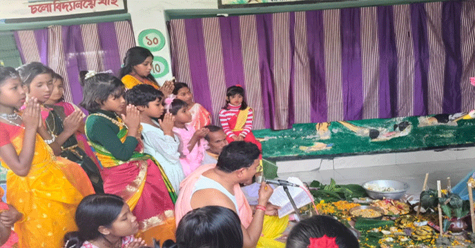 Gangarampur | বেদি বানালেন জুলেখা বেওয়ারা, রায়পুর প্রাথমিক বিদ্যালয়ের সরস্বতী পুজোয় সম্প্রীতির ছোঁয়া
