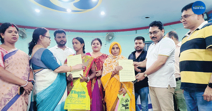 Manikchak | পাট্টা বিলির মঞ্চে তৃণমূল নেতারা, বিতর্ক মানিকচকে