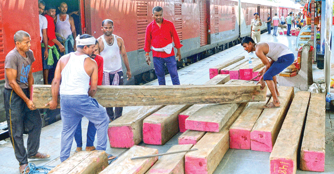 Wooden Smuggling | পার্সেল ভ্যানে কাঠ পাচার, ঘটনার পর ‘বেপাত্তা’ লোকোপাইলট, ম্যানেজার
