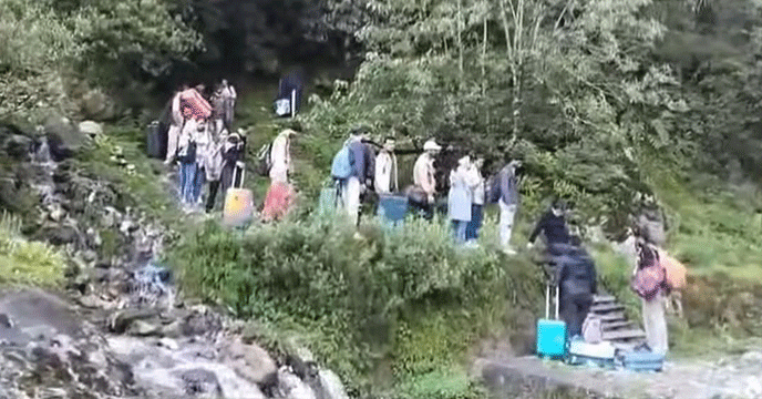 North Sikkim | অবিরাম বৃষ্টি-ভূমিধসে বিপর্যস্ত উত্তর সিকিম, লাচুংয়ে আটকে পড়া পর্যটকদের উদ্ধারকাজ শুরু