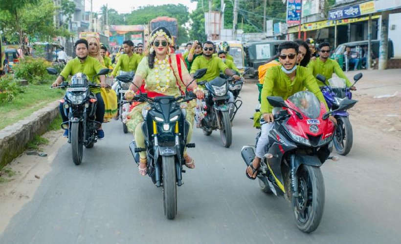 শ্বশুরবাড়ি থেকে মোটরসাইকেল পাচ্ছেন সেই ফারহানা