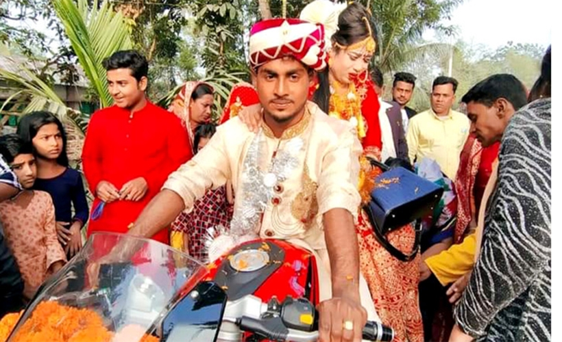 মোটরসাইকেলে করে বাড়িতে নতুন বউ!