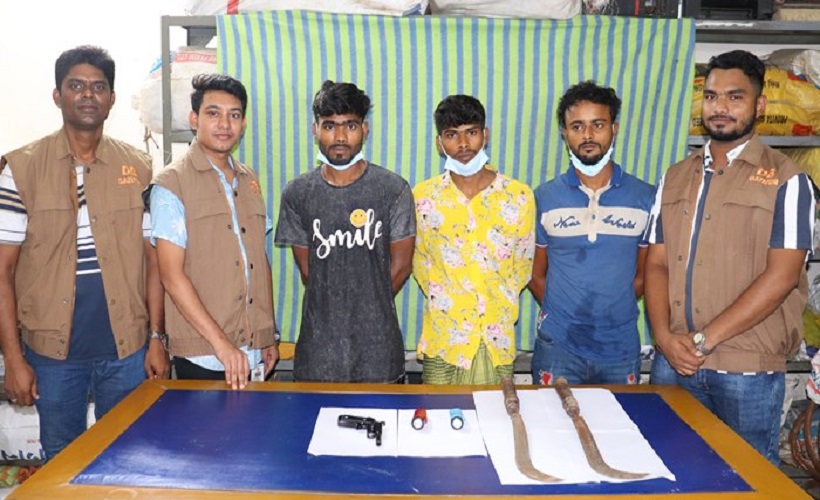 ডিবি পুলিশের মাইক্রোবাস থামিয়ে ডাকাতির চেষ্টা: অস্ত্রসহ আটক ৩
