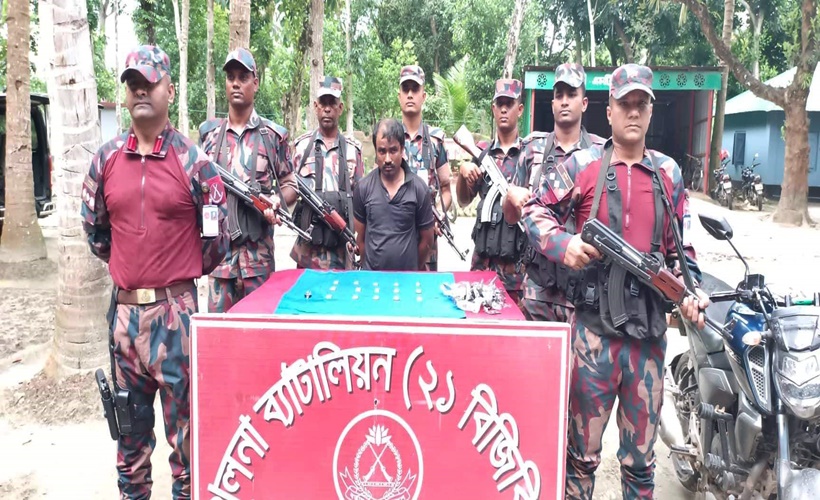 শার্শার সীমান্তে ১৫ পিস স্বর্ণেরবার সহ পাচারকারী আটক