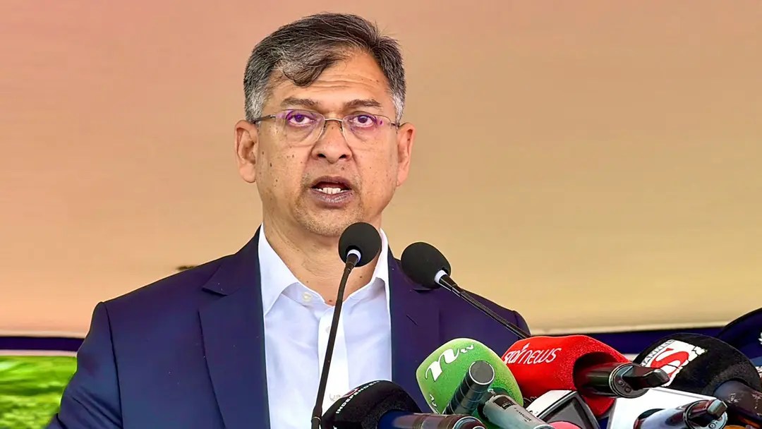 বর্তমান পোশাকে পুলিশ বাহিনী সন্তুষ্ট নয়: স্বরাষ্ট্রমন্ত্রী