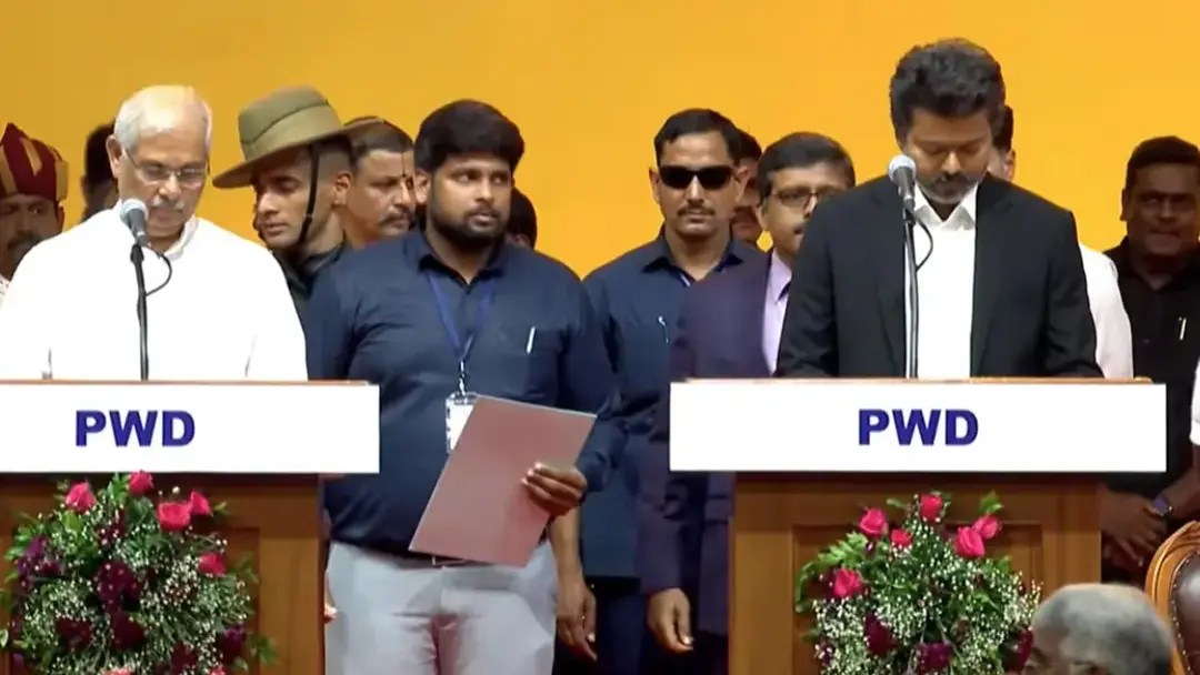 মুখ্যমন্ত্রী হিসেবে থালাপতি বিজয়ের শপথ গ্রহণ