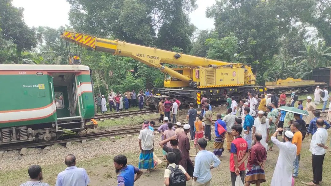 গৌরীপুরে বিজয় এক্সপ্রেসের লাইনচ্যুত তিন বগি উদ্ধার