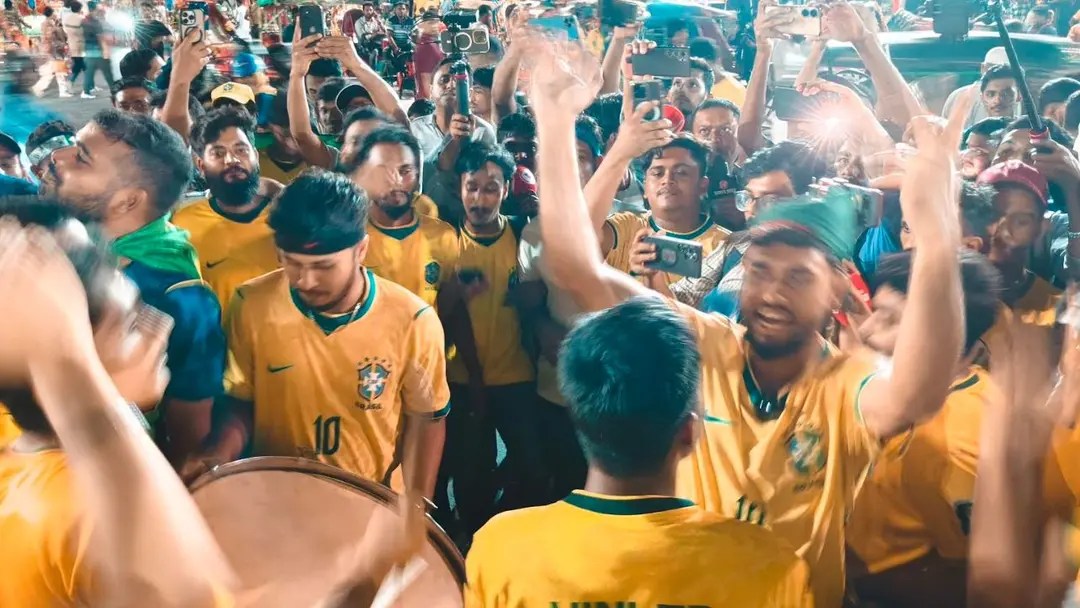 বিশ্বকাপ উন্মাদনায় টিএসসি, ব্রাজিল সমর্থকদের কণ্ঠে নতুন স্লোগান