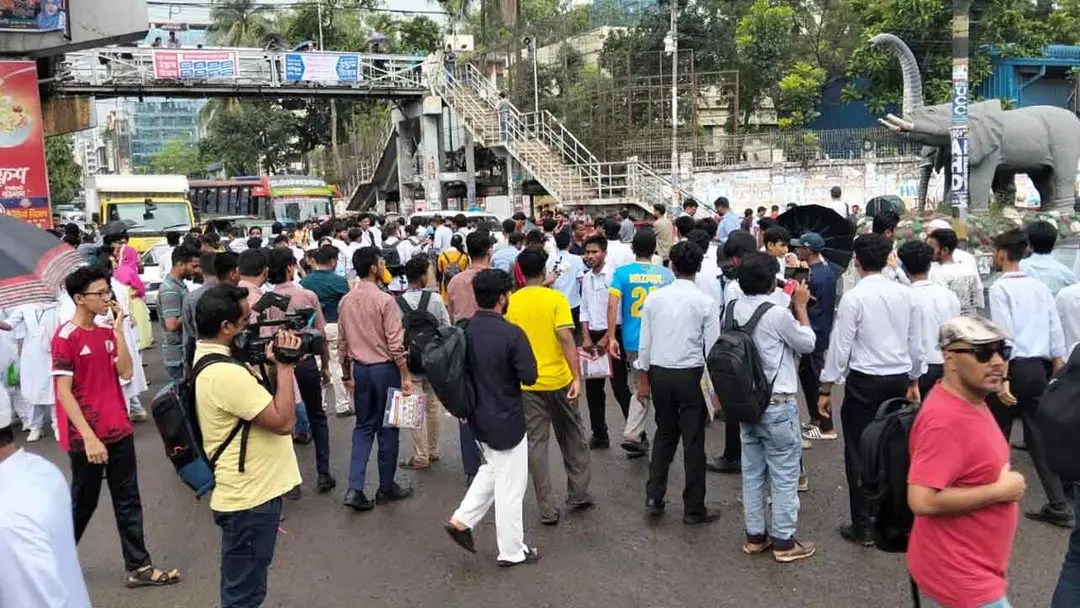 সায়েন্সল্যাব ছেড়ে সচিবালয়ের পথে এইচএসসি পরীক্ষার্থীদের