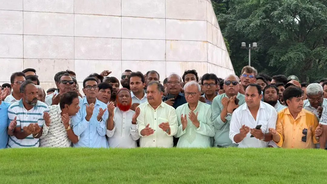 দায়িত্ব পেয়ে জিয়ার সমাধিতে রিজভী-স্বপনের শ্রদ্ধা
