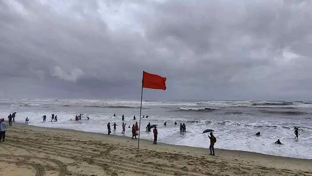 লঘুচাপের প্রভাবে সমুদ্রবন্দরে ঝোড়ো হাওয়ার শঙ্কা