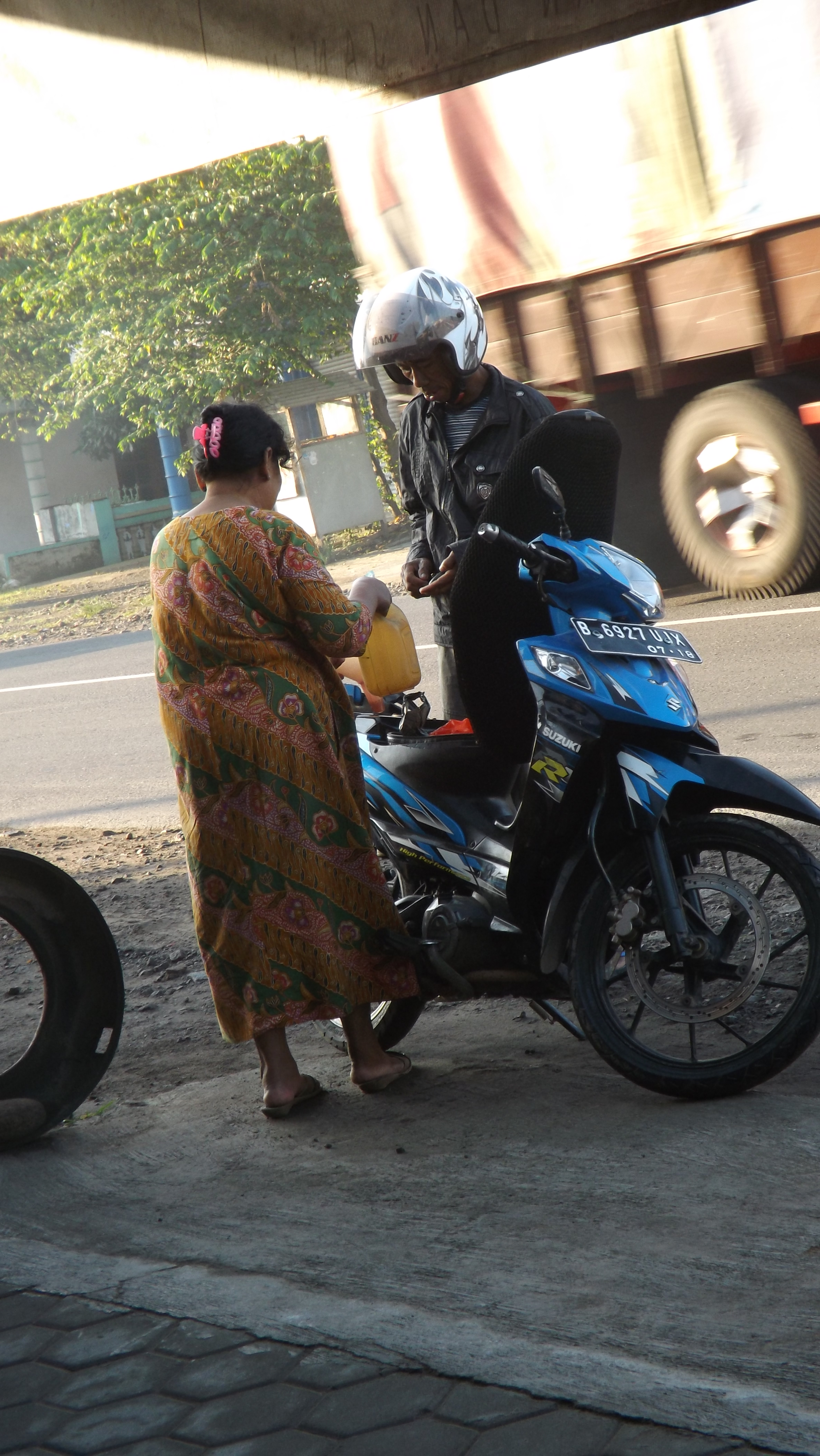 Gokil Pengendara Shogun 125 2008 Tidak Tahu Cara Membuka Jok