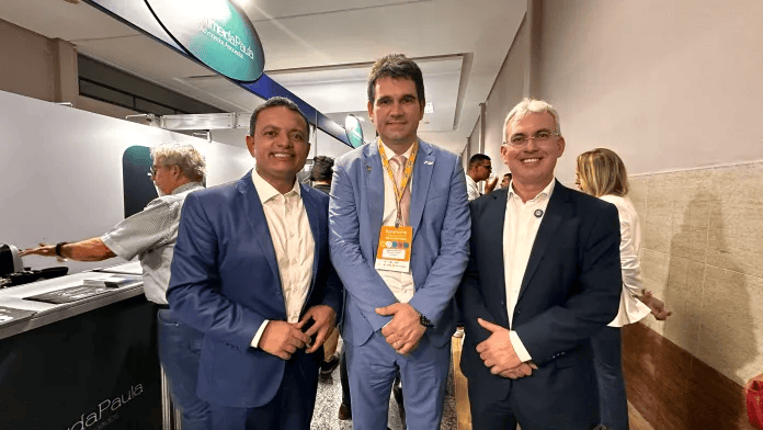 Em evento da AMUPE, Léo do AR destaca união entre Legislativo e Executivo como pilar para o fortalecimento dos municípios de Pernambuco