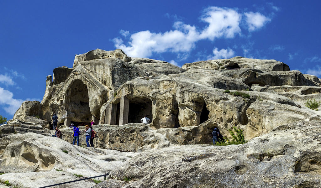 За более чем три тысячи лет здесь, в огромной скале из песчаника, было выдолблено более 700 пещер, из которых до настоящего времени сохранилось около 150. Upliscihe Gruziya Peshernyj Gorod Kak Dobratsya Iz Tbilisi Foto