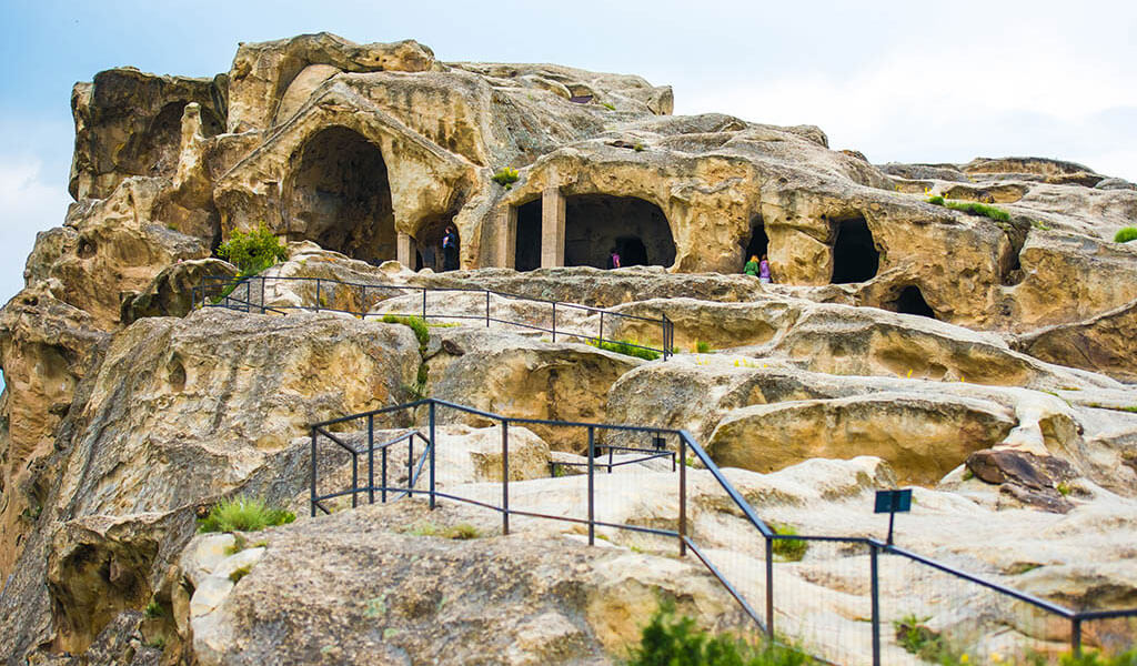 За более чем три тысячи лет здесь, в огромной скале из песчаника, было выдолблено более 700 пещер, из которых до настоящего времени сохранилось около 150. Upliscihe Gruziya Peshernyj Gorod Kak Dobratsya Iz Tbilisi Foto