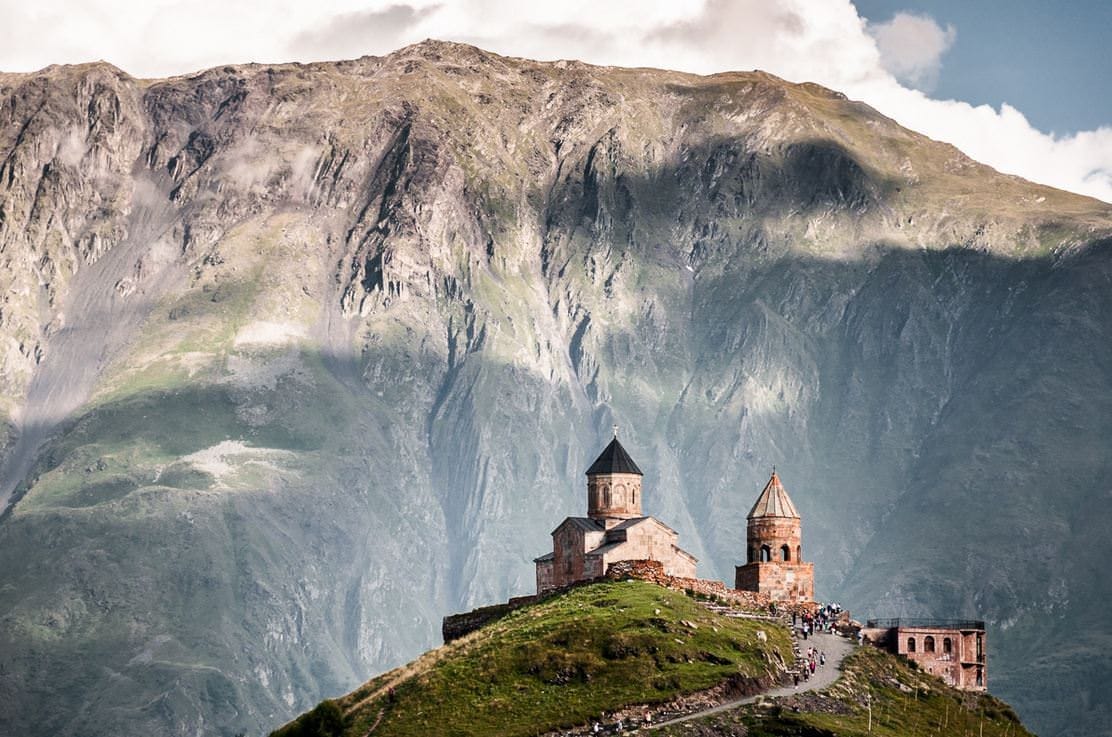 Цены на групповые прогулки с русскоговорящим гидом от 15 $. Ekskursiya Tur Kazbegi I Troickaya Cerkov V Gergeti