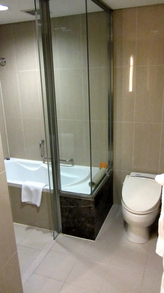 Bad; Dusche ist links neben der Wanne