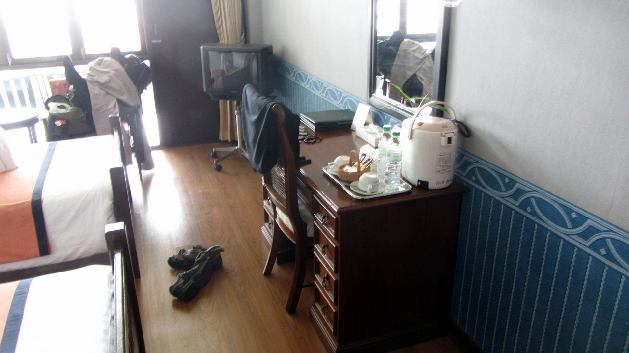 Kühlschrank, TV, Balkon