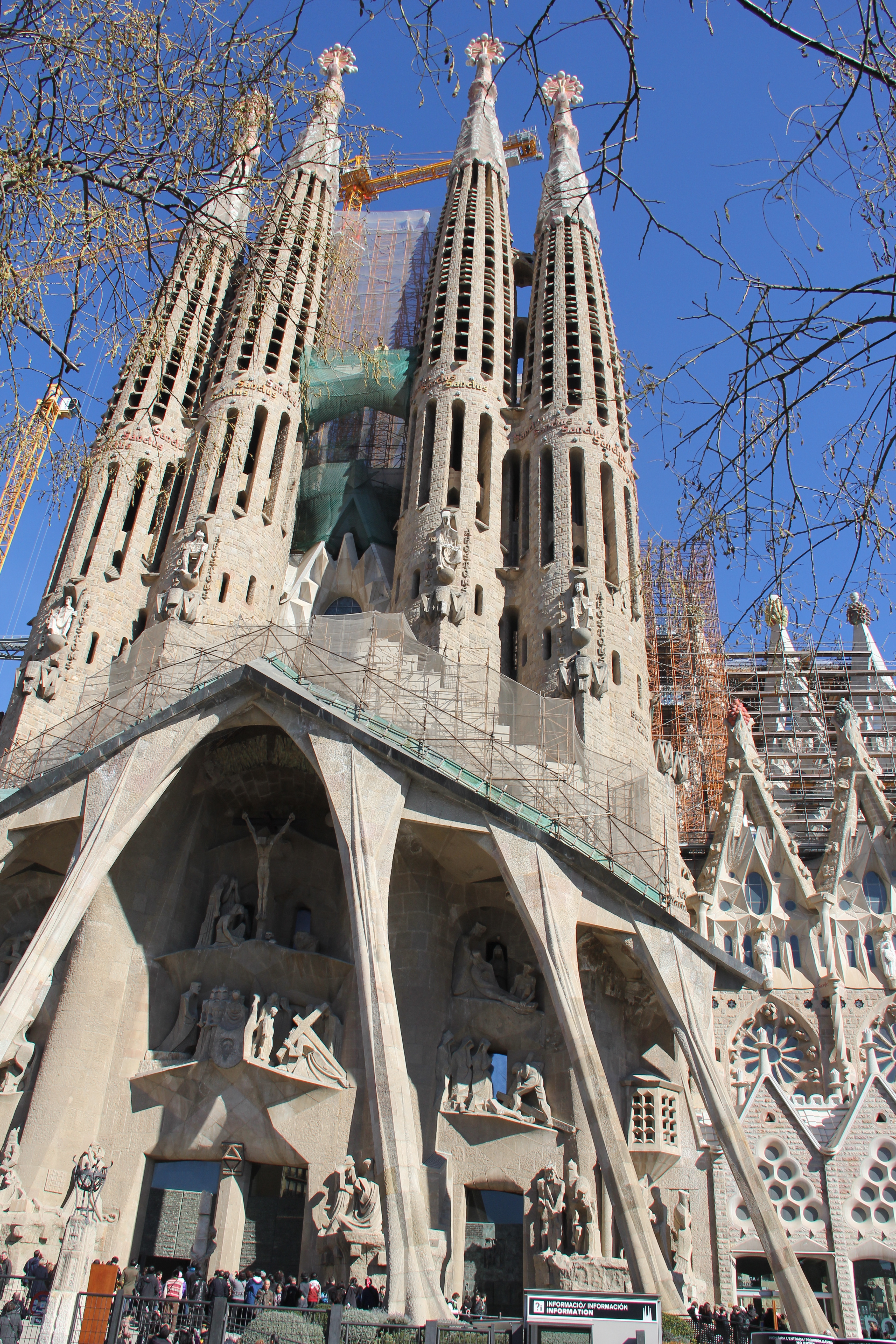 Dec 08, 2021 · la sagrada familia de barcelona avanza lentamente hacia su finalización. Outside La Sagrada Familia In Photos Vagabond3