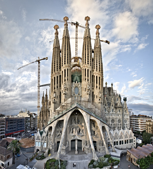 La sagrada familia se encuentra en barcelona y será finalizada en el 2026, para conmemorar los 100 años de la . La Sagrada Familia Obtiene Un Permiso De Construccion Tras 137 Anos Valle Arquitectura Y Comisariado