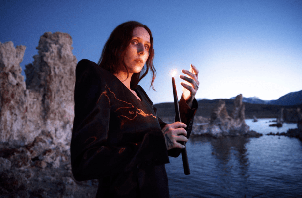 El aroma de lo invisible: Chelsea Wolfe materializa espectros en ‘The Dark’